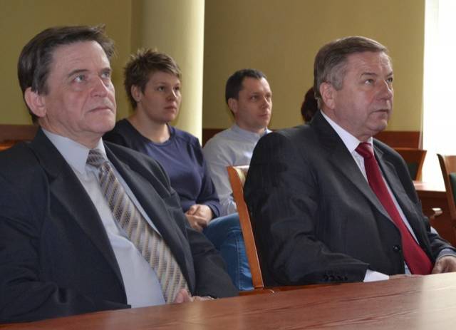 Prezydent Ryszard Mach oraz wiceprezydent Wojciech Mikuła przyglądają się prezentacji WBOI.